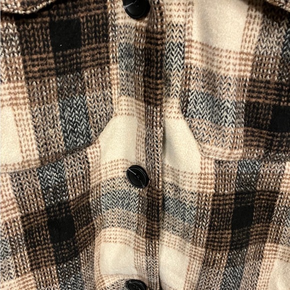 Small shacket new with out tags. - Picture 3 of 5